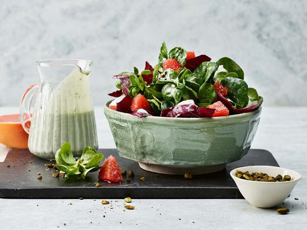 Wintersalat mit rosa Grapefruit und Blauschimmeldressing