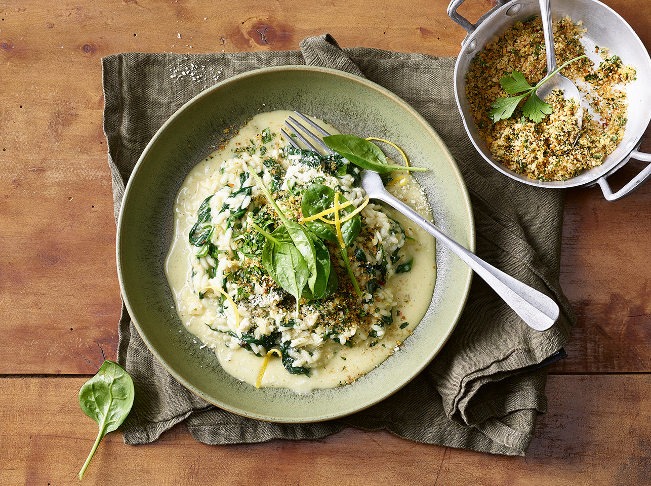 Spinat-Risotto mit Zitronen-Kräuter-Bröseln