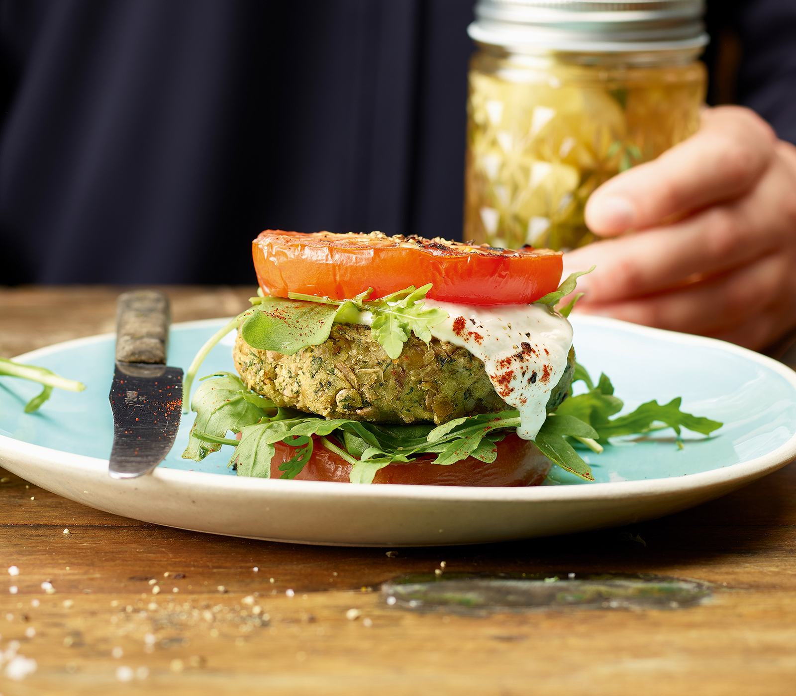 201709 linsen burger mit karamellisierten tomatenscheiben